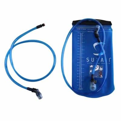 Le camelbak Supair, d'une capacité de 2L, offre une facilité de transport non négligeable. Il comprend un raccord rapide et vient avec deux conduits, vous permettant d'en garder un sur la sellette et l'autre sur le sac de portage. Sa commodité est rehaussée par une ouverture large et zippée, simplifiant ainsi le remplissage et le nettoyage. Le produit est fourni avec une poche, deux tuyaux et deux joints de rechange. En outre, il est adaptable à toutes les sellettes et sacs de la ligne Supair.